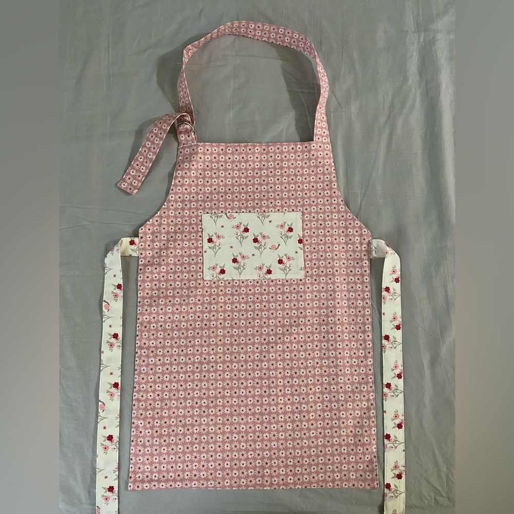 New Child Apron with Pocket - Reversible 2-Sided Custom Made Daisies & Snails